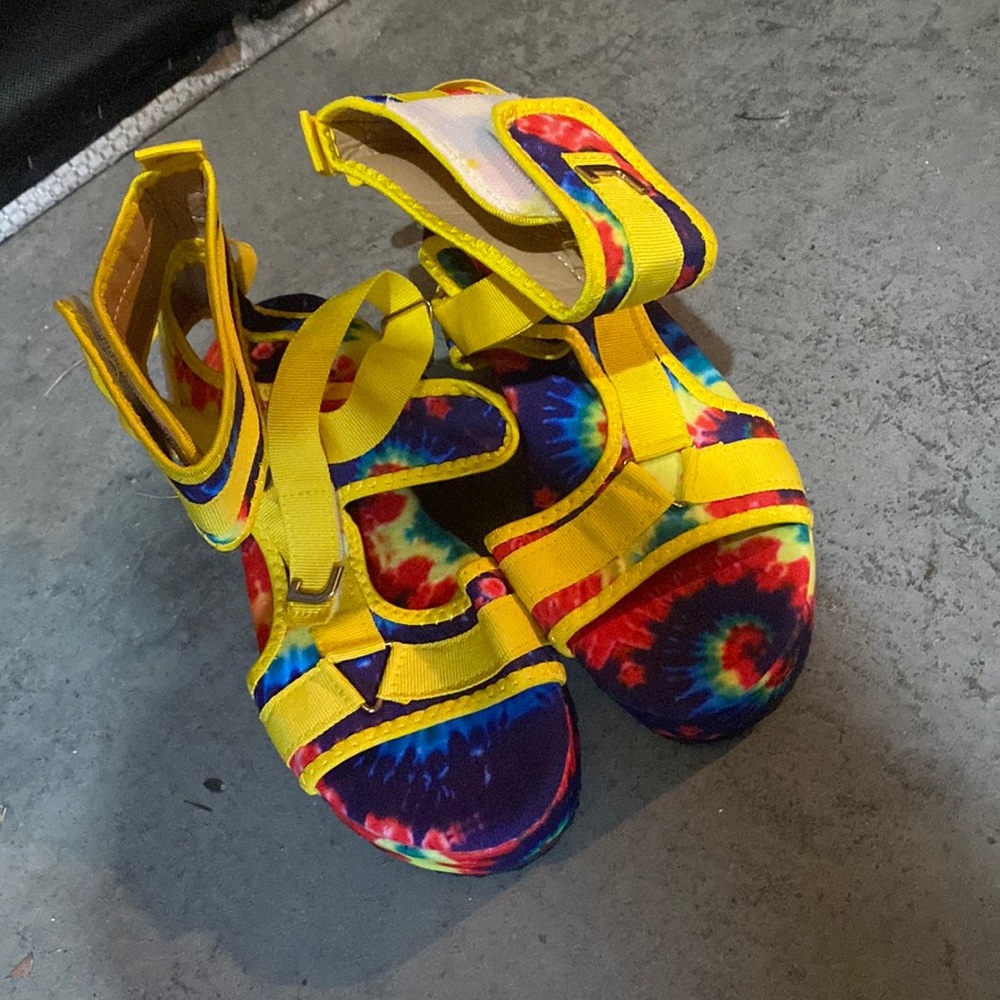 never worn size 7 tie dye sandals with straps & platform